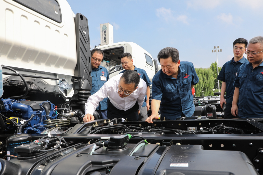 Wang Zhijian Conducts Research at Sinotruk Jinan Light Duty Truck Manufacturing Company and Delivers a Thematic Party Lecture
